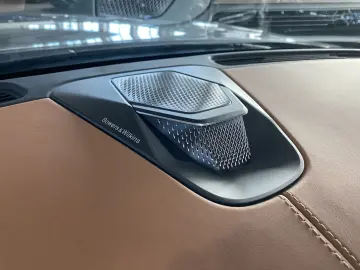 ASTON MARTIN DB12 Volante Q-Special Paint