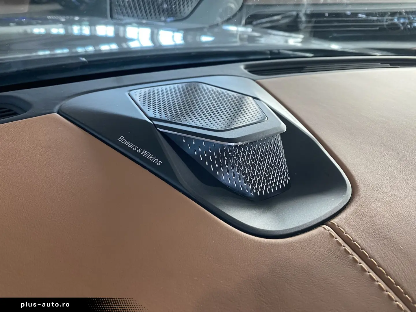 ASTON MARTIN DB12 Volante Q-Special Paint