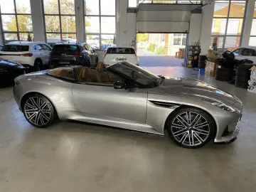 ASTON MARTIN DB12 Volante Q-Special Paint