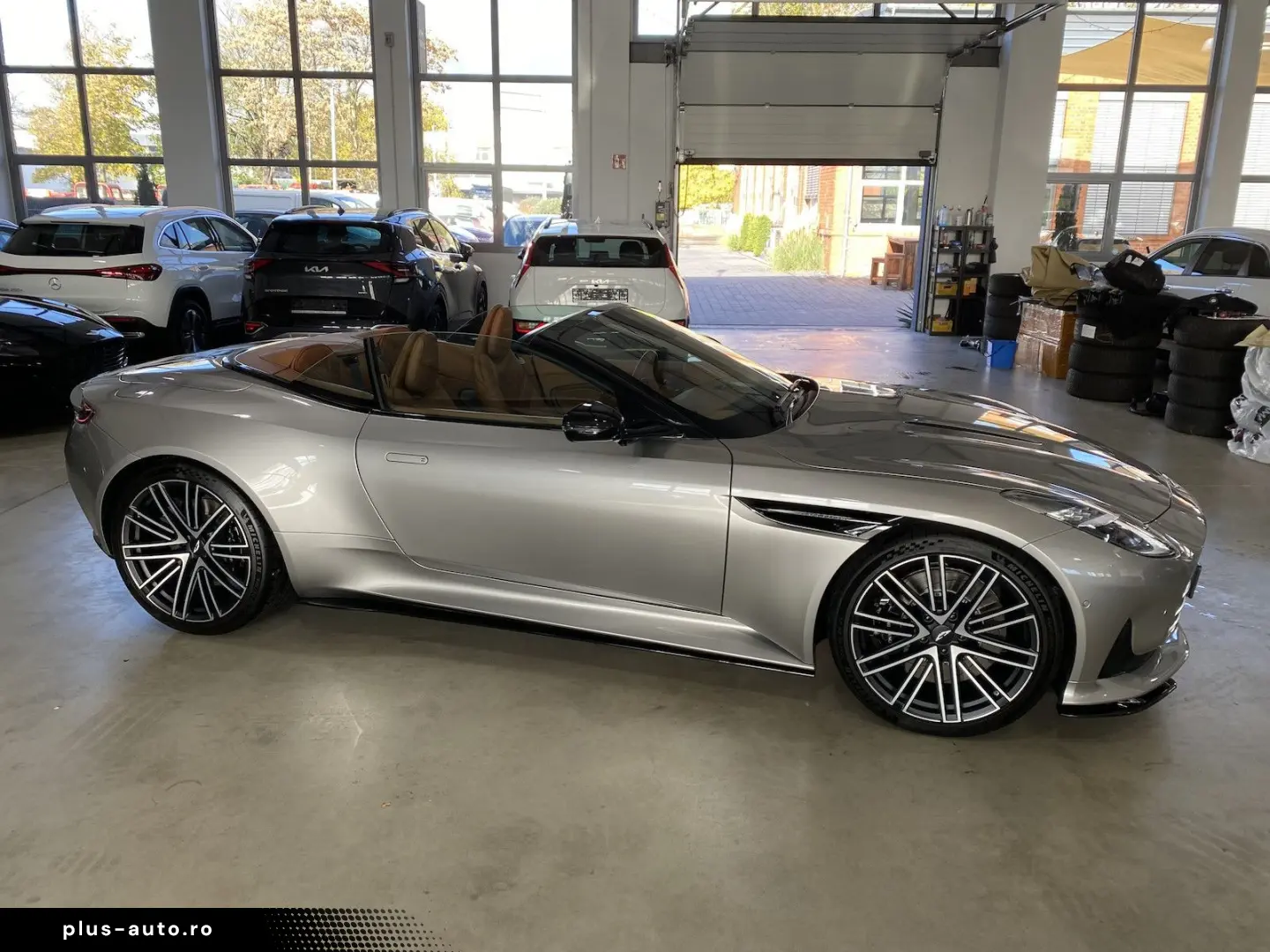ASTON MARTIN DB12 Volante Q-Special Paint