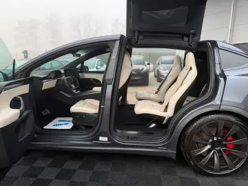 TESLA MODEL X PLAID   HARWARE 4   YOKE   6SEAT   22