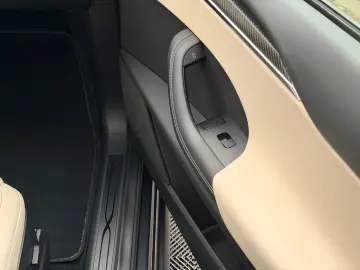 TESLA MODEL X PLAID   HARWARE 4   YOKE   6SEAT   22