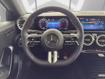 MERCEDES-BENZ A 180 AMG LINE