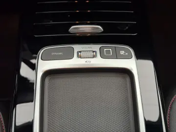 MERCEDES-BENZ A 180 AMG LINE