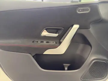 MERCEDES-BENZ A 180 AMG LINE