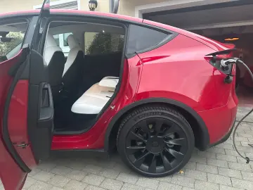 TESLA Model Y LR AWD Red Innen weiß EAP 20  Ga 09.2027