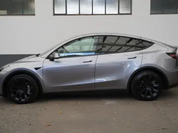 TESLA Model Y Long Range AWD  innen weiß EAP AHK 20-Zo