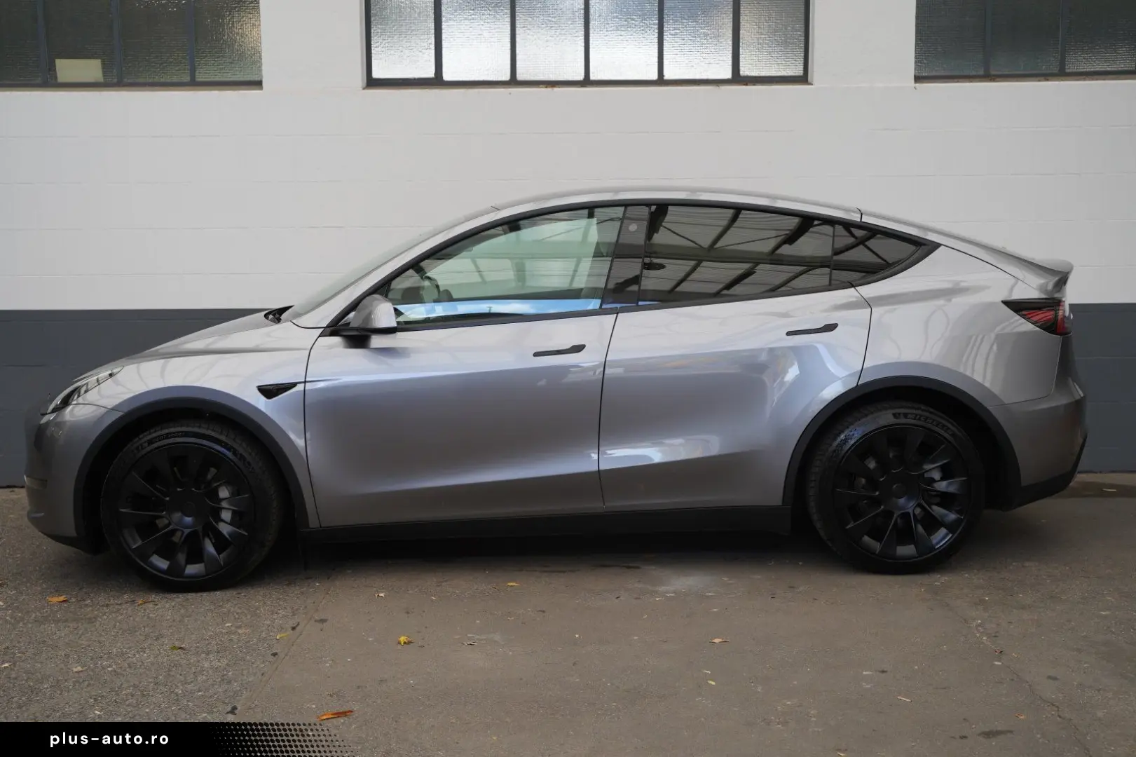 TESLA Model Y Long Range AWD  innen weiß EAP AHK 20-Zo