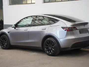 TESLA Model Y Long Range AWD  innen weiß EAP AHK 20-Zo