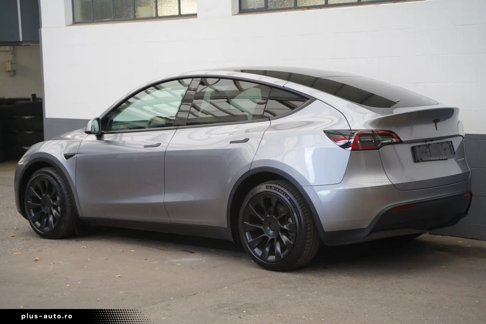 TESLA Model Y Long Range AWD  innen weiß EAP AHK 20-Zo