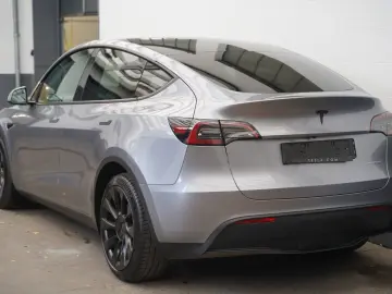 TESLA Model Y Long Range AWD  innen weiß EAP AHK 20-Zo