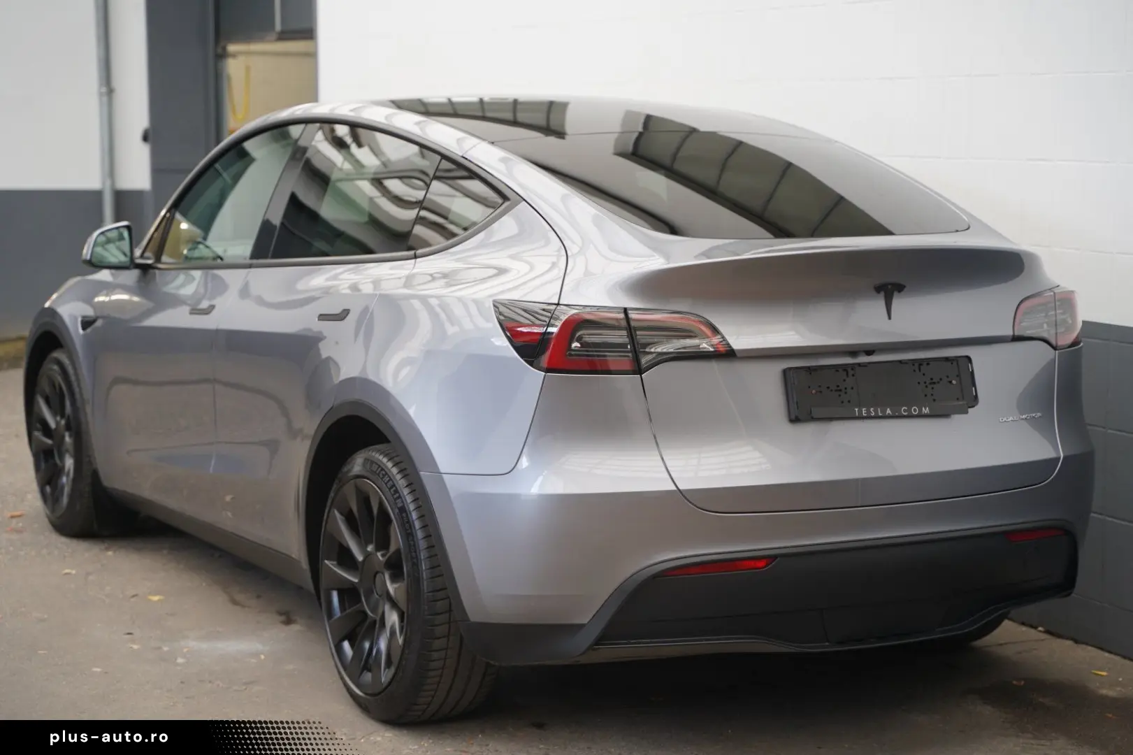 TESLA Model Y Long Range AWD  innen weiß EAP AHK 20-Zo