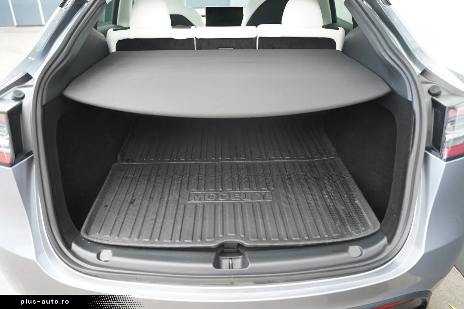 TESLA Model Y Long Range AWD  innen weiß EAP AHK 20-Zo