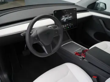 TESLA Model Y Long Range AWD  innen weiß EAP AHK 20-Zo
