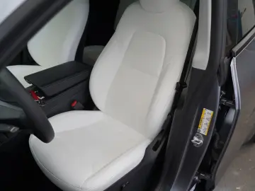 TESLA Model Y Long Range AWD  innen weiß EAP AHK 20-Zo