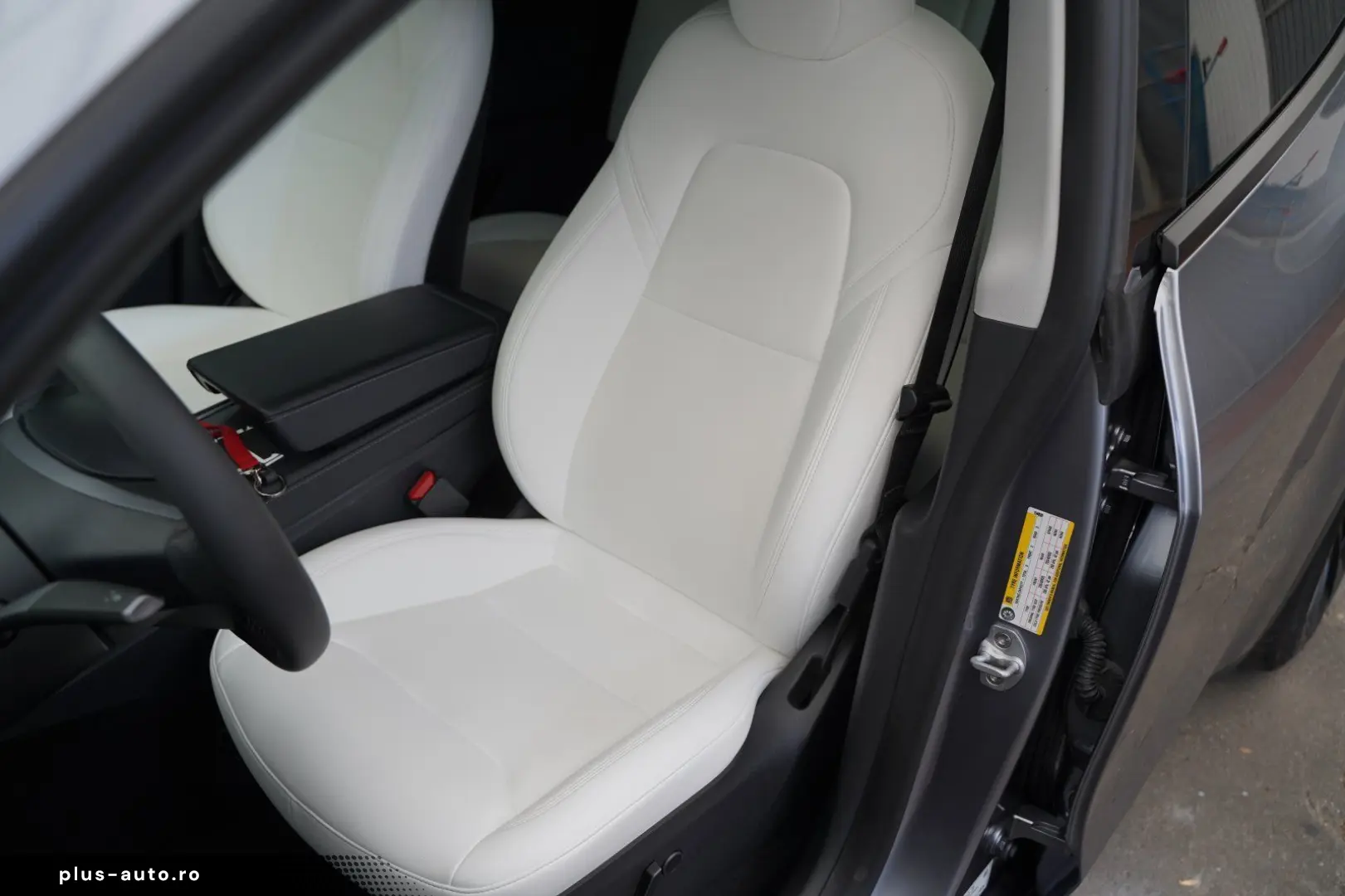 TESLA Model Y Long Range AWD  innen weiß EAP AHK 20-Zo