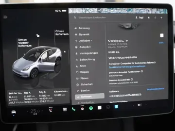 TESLA Model Y Long Range AWD  innen weiß EAP AHK 20-Zo