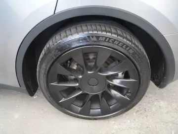 TESLA Model Y Long Range AWD  innen weiß EAP AHK 20-Zo