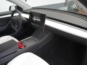 TESLA Model Y Long Range AWD  innen weiß EAP AHK 20-Zo