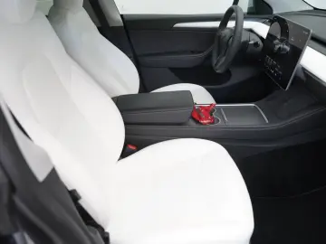 TESLA Model Y Long Range AWD  innen weiß EAP AHK 20-Zo