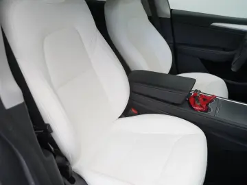 TESLA Model Y Long Range AWD  innen weiß EAP AHK 20-Zo