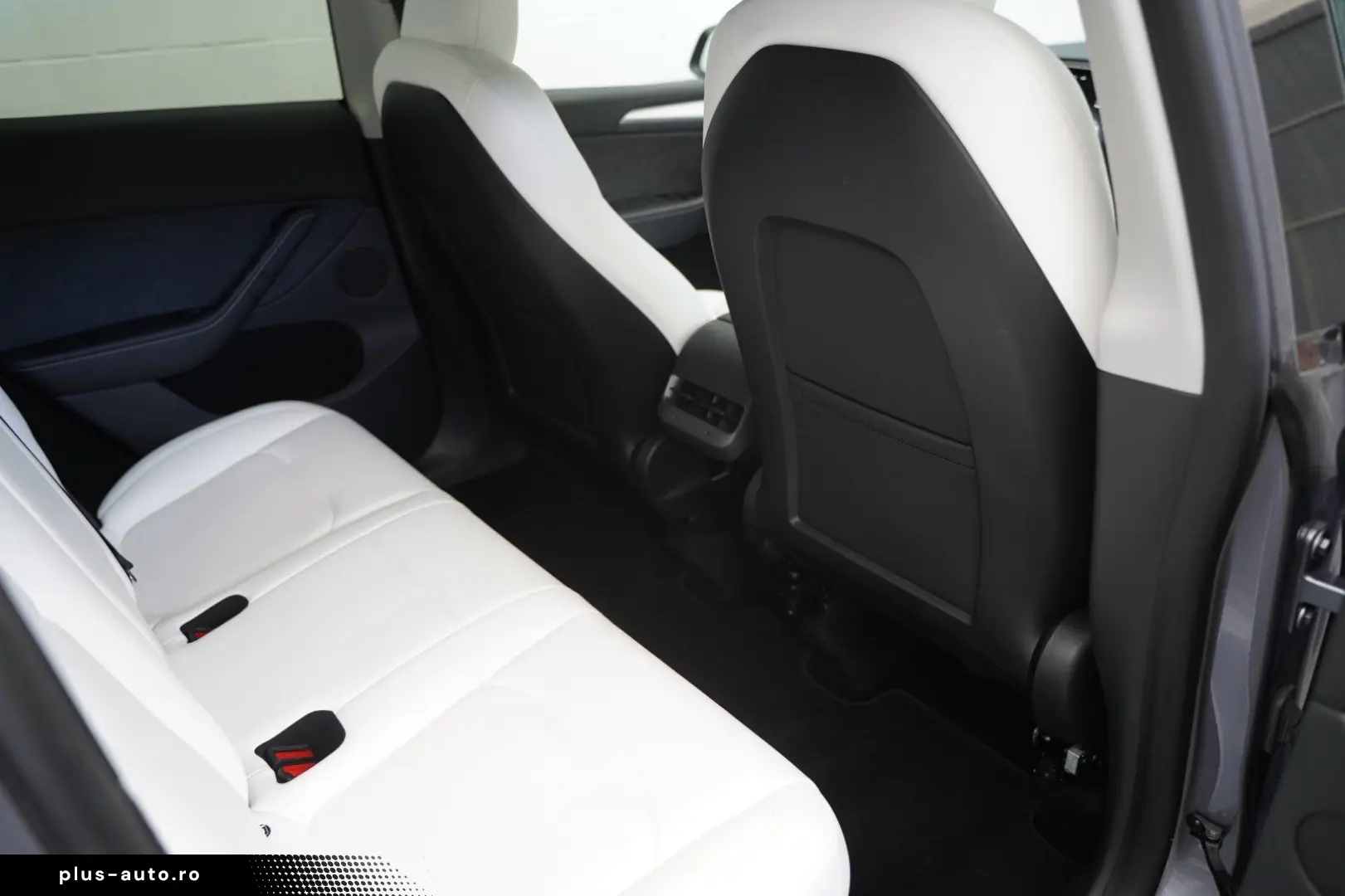 TESLA Model Y Long Range AWD  innen weiß EAP AHK 20-Zo