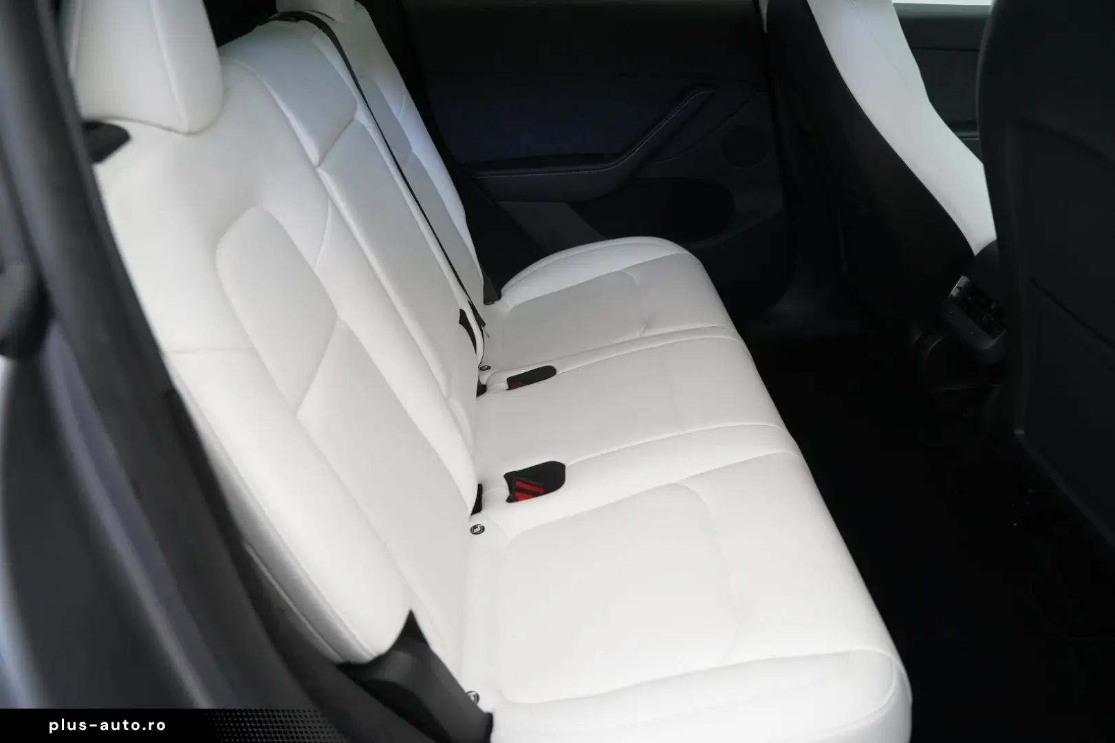 TESLA Model Y Long Range AWD  innen weiß EAP AHK 20-Zo