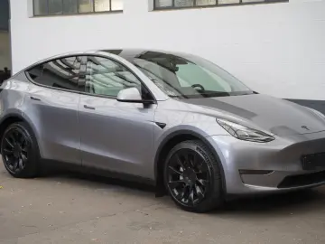 TESLA Model Y Long Range AWD  innen weiß EAP AHK 20-Zo