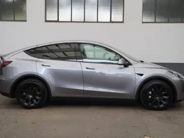 TESLA Model Y Long Range AWD  innen weiß EAP AHK 20-Zo