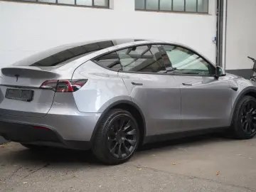 TESLA Model Y Long Range AWD  innen weiß EAP AHK 20-Zo