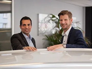 TESLA Model Y Long Range AWD  innen weiß EAP AHK 20-Zo