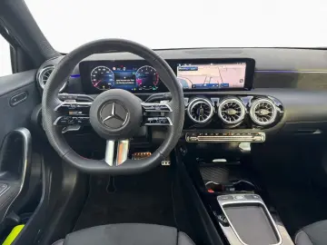 MERCEDES-BENZ A 200 7G-DCT AMG