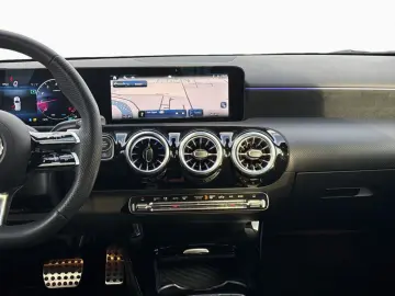 MERCEDES-BENZ A 200 7G-DCT AMG