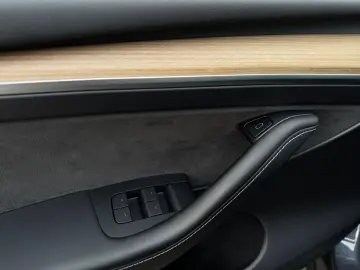 TESLA Model Y Long Range Dual AWD Matrix