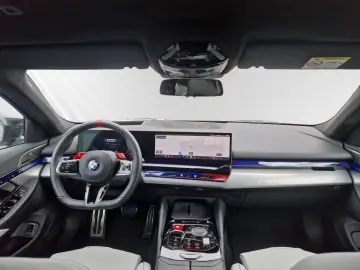 BMW M5 Limousine  Daytonaviolett  DAProf. B&W Head-U