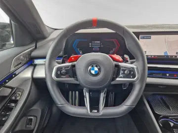 BMW M5 Limousine  Daytonaviolett  DAProf. B&W Head-U