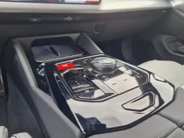 BMW M5 Limousine  Daytonaviolett  DAProf. B&W Head-U