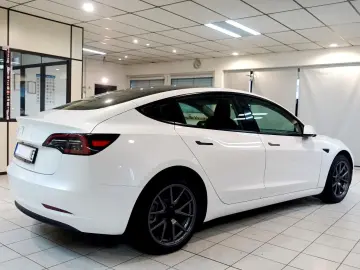 TESLA Model 3 AHK nahezu neu kaufen auch Tesla an