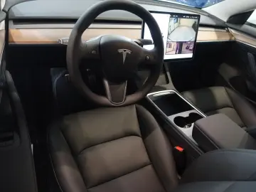 TESLA Model 3 AHK nahezu neu kaufen auch Tesla an