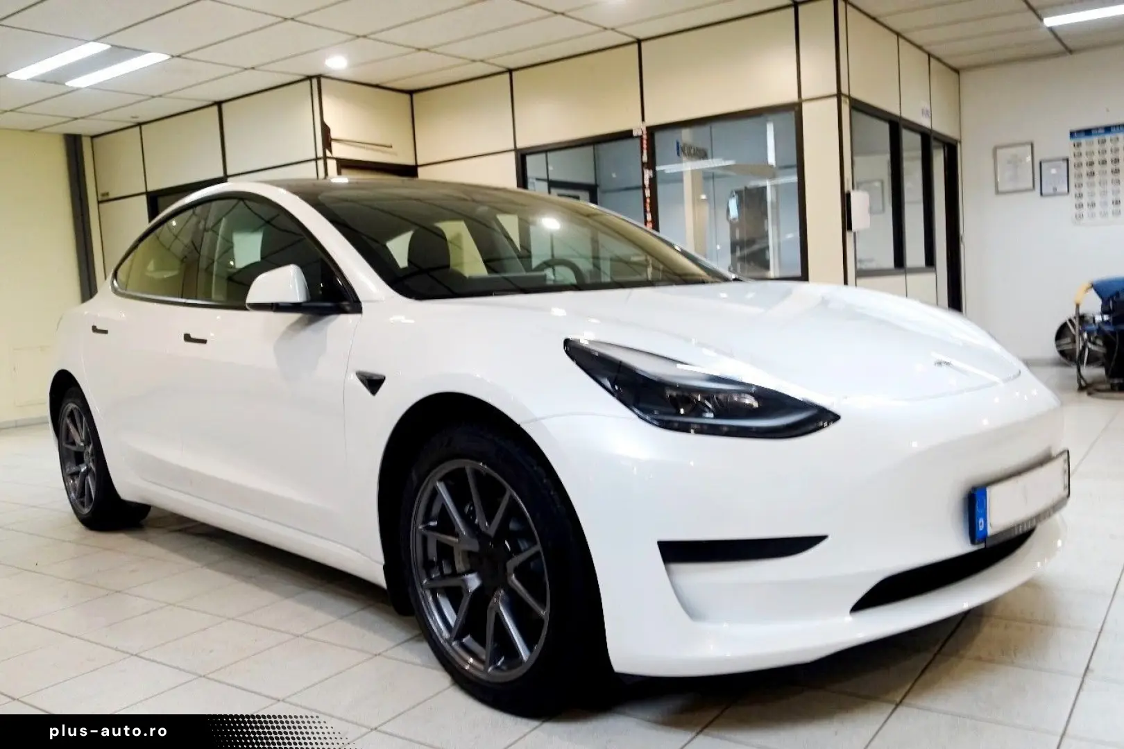 TESLA Model 3 AHK nahezu neu kaufen auch Tesla an