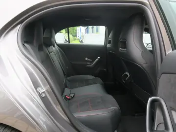 MERCEDES-BENZ A 180 AMG Line