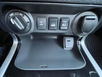 NISSAN Navara NP300 Acenta Double Cab 4x4 3 5 T Anhägel