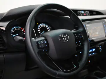 TOYOTA Hilux Double Cab Invincible Navi ACC HardTop AHK