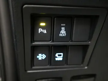 TOYOTA Hilux Double Cab Invincible Navi ACC HardTop AHK