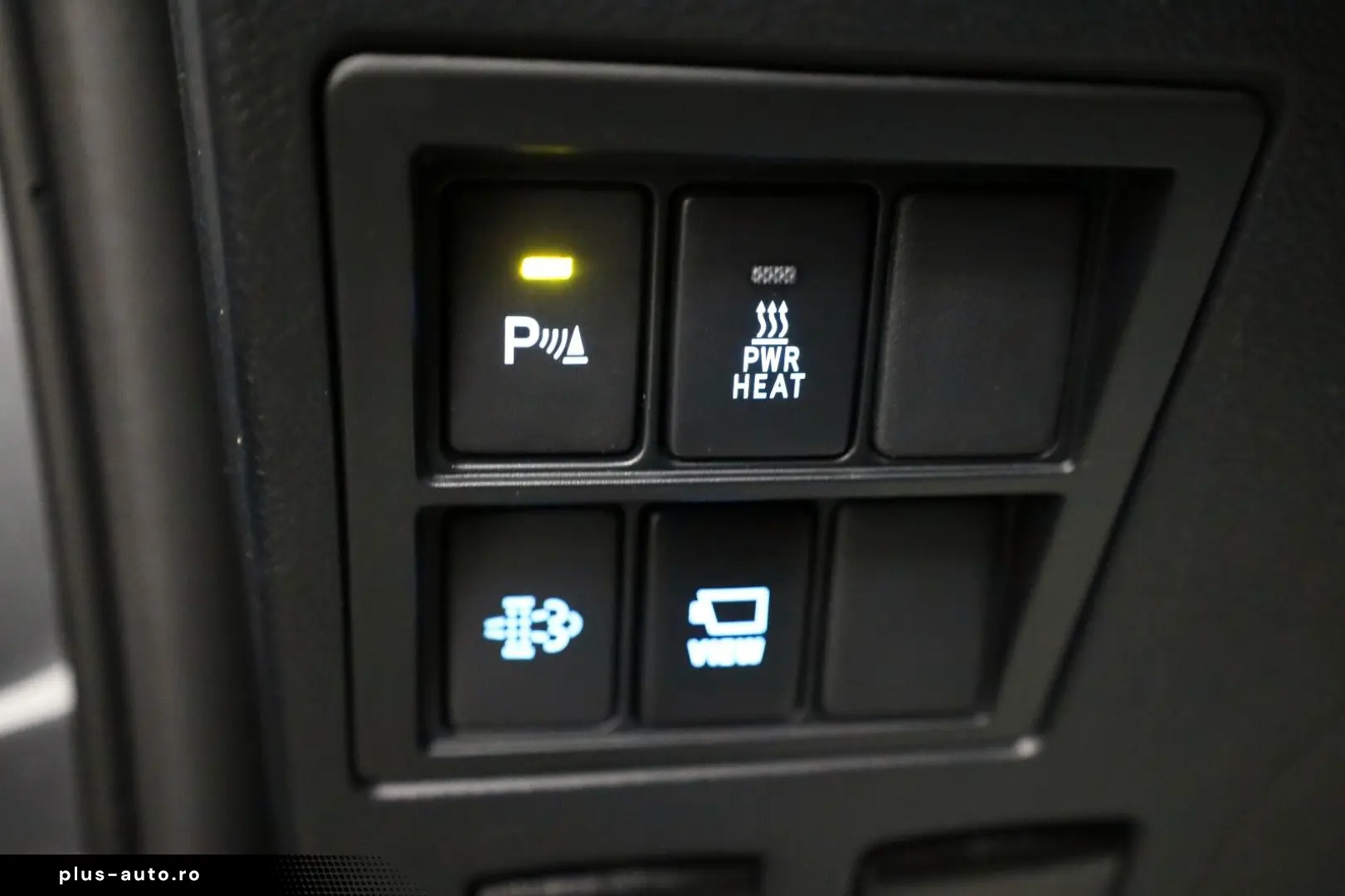 TOYOTA Hilux Double Cab Invincible Navi ACC HardTop AHK