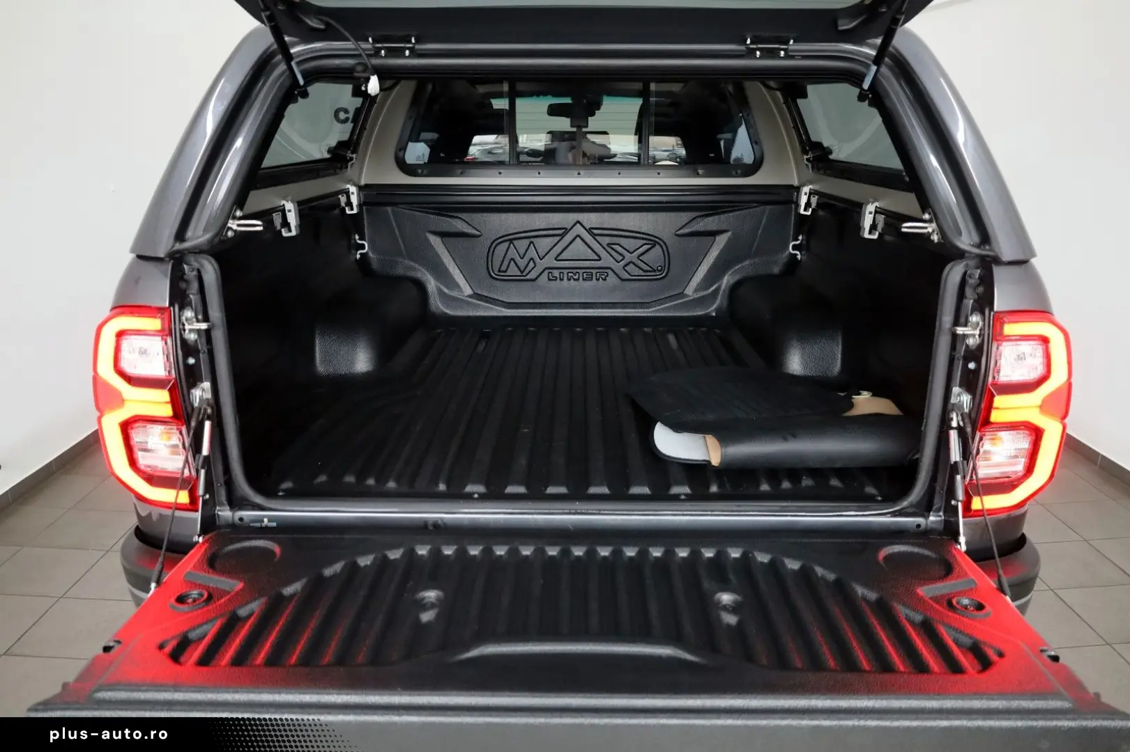 TOYOTA Hilux Double Cab Invincible Navi ACC HardTop AHK