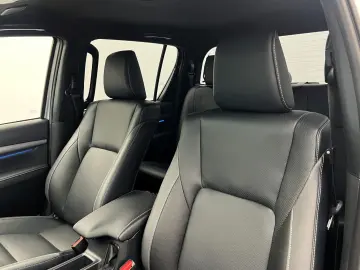 TOYOTA Hilux 2.8 D4-D Invincible MY2025 Mild HYBRID AHK