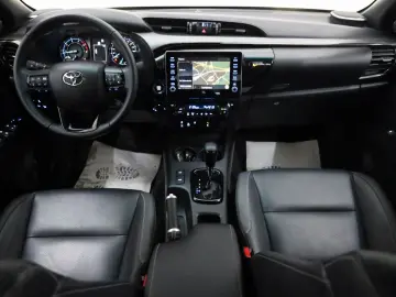 TOYOTA Hilux Double Cab Invincible ACC Nav AHK Garantie