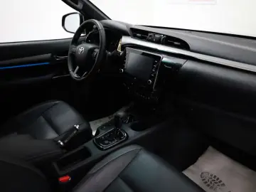TOYOTA Hilux Double Cab Invincible ACC Nav AHK Garantie