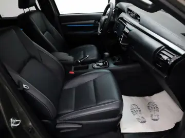 TOYOTA Hilux Double Cab Invincible ACC Nav AHK Garantie